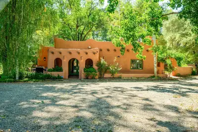 Image de Inviting dog-friendly house with hot tub, patio, grill, & W\/D