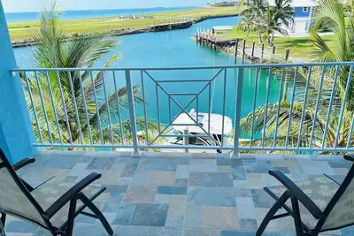 Old Bahama Bay, Private newer home, deep water dock, pool, West End, Bahamas