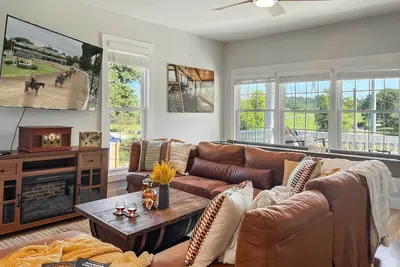 Image de Shelbyville Farmhouse w/ Hot Tub, Fire Pit & Grill