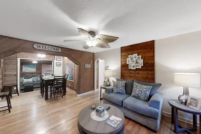 Image de Jupiter Pines Cottage | Coastal retreat in Clearwater with yard - prime location