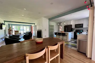 Cozy, Clean & 5 min easy walk to lake Mi beach. Firepit & fireplace. Hottub.