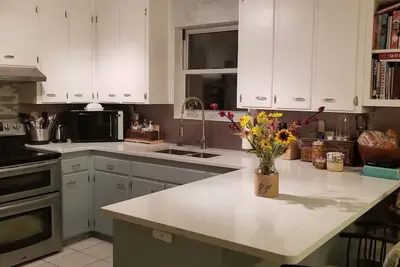 Image de Split floor plan! 6 miles to beach bridge! Clean, cozy and Comfortable.