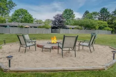 Clean, near Beach, walk to town, pets ok, firepit