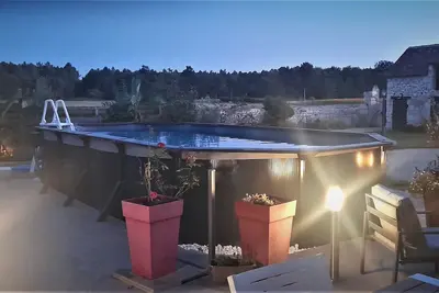 Image de Studio dans ancienne ferme au calme au milieu des champs et forêts