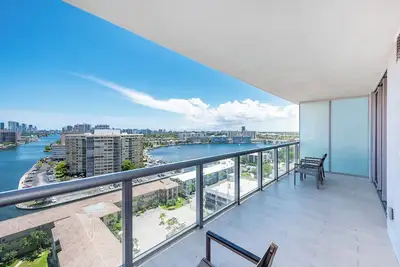 Image de Beautiful 1 bedroom 1 bathroom apartment with beautiful water views.