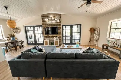 Image de Relax, Unwind & Reconnect at This Waterfront Getaway