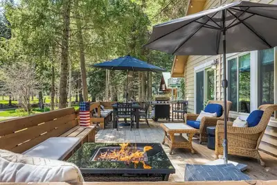 Image de Evergreen · Golf Course Cabin! Pets, Bikes, Games, Firepit!