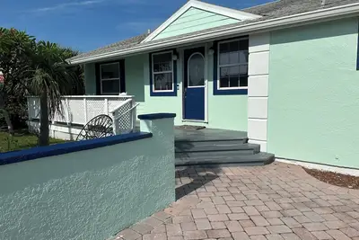 Image de 1 Minute Walk to Ocean-Charming Downtown Beachside Home with Mother-In-Law Suite