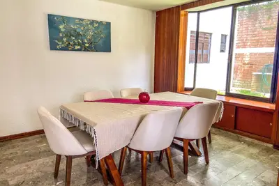 Image de Spacious house w/ parking only 7 min to downtown!