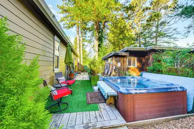 Image de Hot Tub & Views: 'Secret Garden' Fort Bragg Cabin