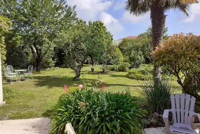 Image de superbe jardin intra-muros, à 7mn du port