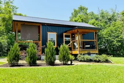 Couple's Retreat: HotTub-FirePit-Grill-Pets-Wifi