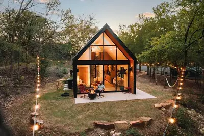 Image de White Rock at Live Oak Lake - Modern Cabin