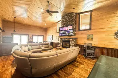 Image de Kantada Island Park Village Sleeps 20 WiFi Hot Tub near Yellowstone