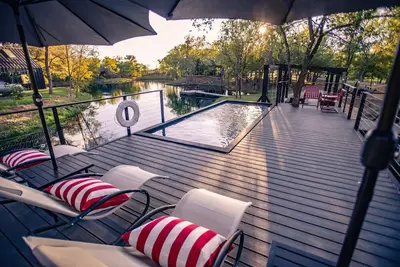 Image de Lakeside East at Live Oak Lake - Modern Cabin