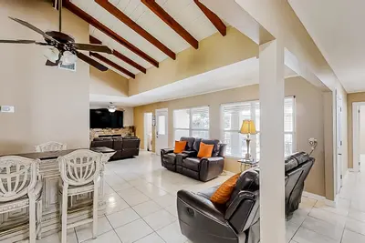 Image de Home near the beach & golf with inviting patio, fireplace, Ac, & washer/dryer
