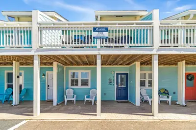 Image de Ocean-view townhouse across street from beach with patio, W/D, streaming, Ac