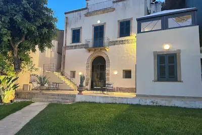 Image de A typical 19th-century Sicilian dimora with tuff finishes and stunning view