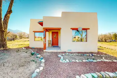 Image de Dog-friendly sun-soaked home with grill, firepit, & washer/dryer - mountain view