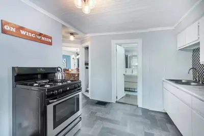 Image de Doty St*2br historic cottage near Lakes, Capitol, Uw Campus & hospitals w\/parking\n