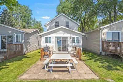 Image de Lakefront Bliss - Chic Cottage\/Dock\/Boat Rentals