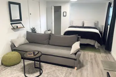 Image de Nice Private Midterm Studio Near Medical Military Free Parking Laundry Utilities