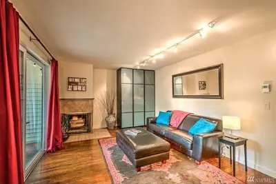 Image de Downtown Kirkland Condo! Newly Renovated with Patio