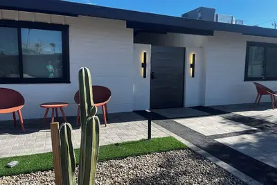 Image de Vaulted ceilings, exposed beams, designer finishes remodel 5 mins to OldTwn Sd!