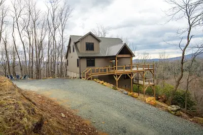 Image de A Moment's Peace - new high elevation home with a hot tub, game table!