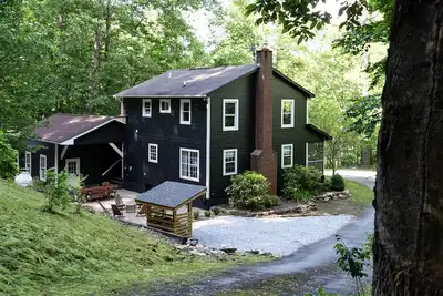 Image de Lake Glenville Cottage | Fresh mountain air, hot tub, and fire pit!