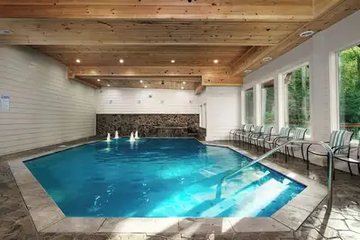 Image de Sierra Cascades: Fireside Chats, Indoor Swims & Game Nights 6 Miles from Parkway