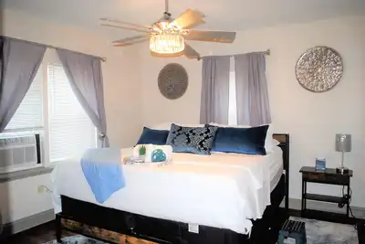 Image de 2 Bedroom Cozy Cottage Queen and King Beds Pet Friendly SpaciousSafe backyard
