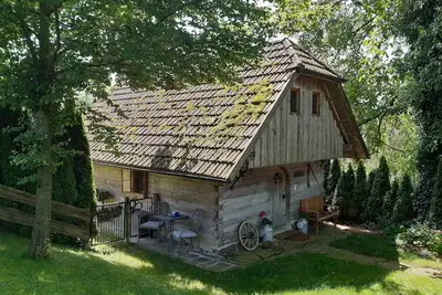Image de Uriges Holzhaus mit Kaminofen und Überdachtem Balkon im Og