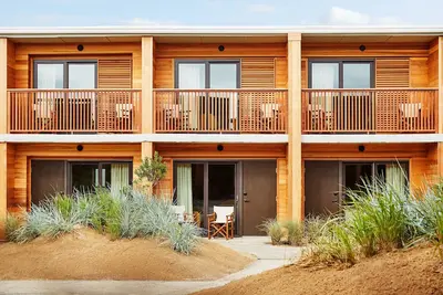 Image de Enjoy a Hassle-Free Stay! 2 Comfortable Units, Free Parking, Pool, Beachfront!