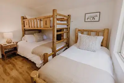 Image de This Cabin is rustic, located minutes to slopes & village