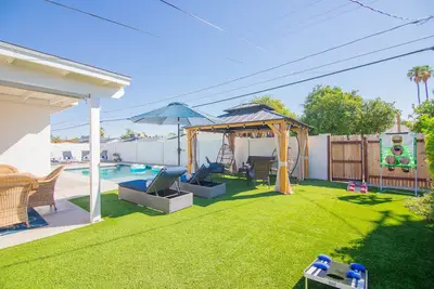 Image de 10 minutes to Old Town! Heated pool, hot tub and game room