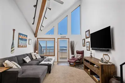 Image de Extraordinary Oceanfront Views at Rockaway Creek Inn, Patio and Living Area Bathed In Natural Light