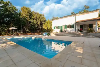 Image de Maison confortable avec grand jardin et piscine