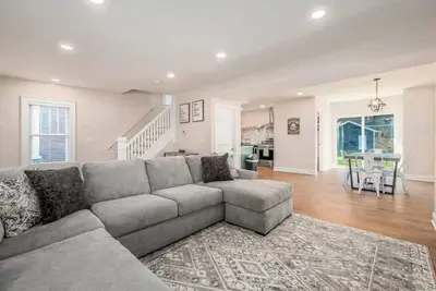Image de 09) Large 3 bedroom with Hot Tub & Fenced Yard!