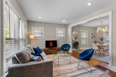 Image de 26) Walk To Plaza | Chic Plaza Bungalow