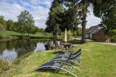 Image de Moulin rénové avec étang privé, nature préservée proche Cantal et Lot, idéal pour activités plein air.