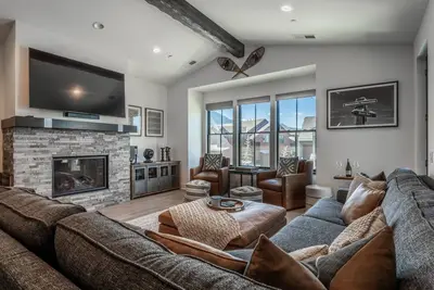 Image de Book Now for a Fall Stay! Luxury Creekhouse Townhome with Mountain Views, Fireplace, and Grill!