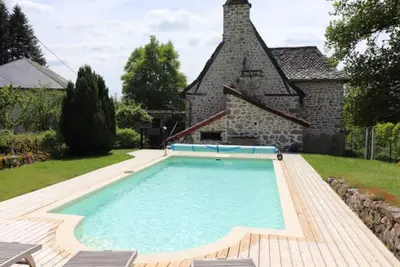 Image de Maison de Charme avec Piscine Privée Chauffée, Sauna, et Jardin Clos dans la Châtaigneraie Cantaliens