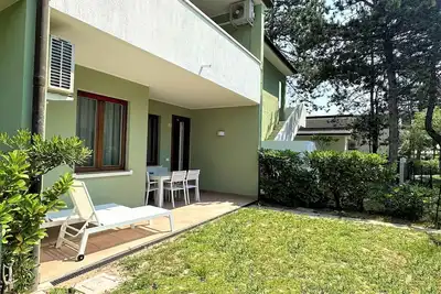 Image de Appartement de vacances meublé de façon moderne avec piscine