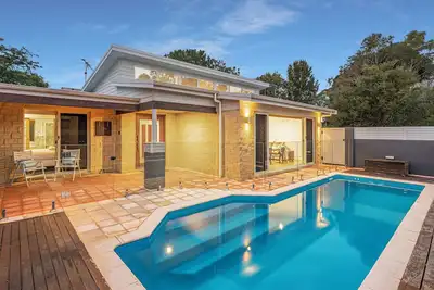 Image de Gorgeous Contempory Escape Showcasing Lush Gardens And Luxe Sparkling Pool