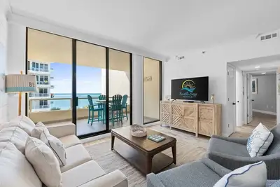 Image de The Tipsea Turtle 401 | Harbor Views | Large Balcony | Heated Pool | Walk to Beach