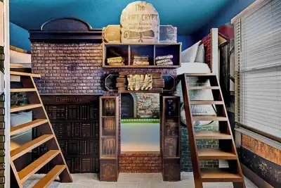Image de The Splendid | Jungle & wizard theme BRs, arcade, Pvt pool - 1 mile to Universal