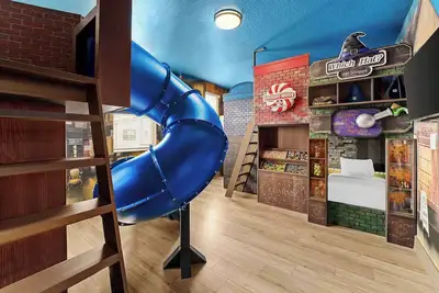 Image de Boundless Bungalow | Huge estate next to Universal with wizard Br, theater, pool