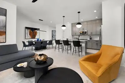 Image de Hazel’s Hideout | Big, Pvt retreat near Universal w/ island theme Rm, pool, more
