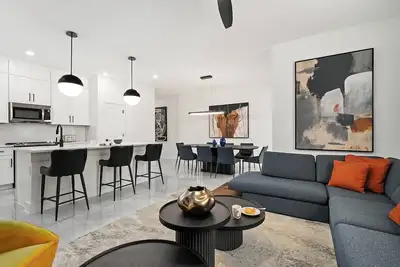 Image de Cher’s Chateau | Stylish villa on I-Drive w Pvt pool, designer BRs, gorge Lr/ Dr